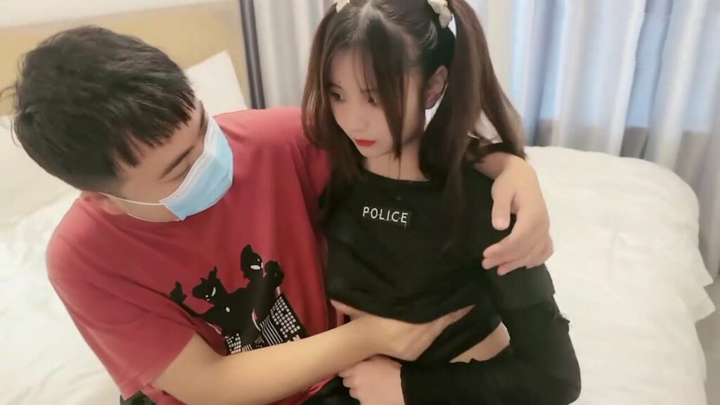 anh-trai-loan-luan-cung-dua-em-gai-khi-bo-me-vang-nha