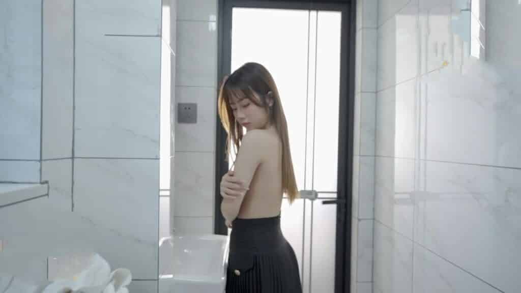 Cậu em trai dâm đãng trộm nhìn chị gái tắm khi bố mẹ vắng nhà