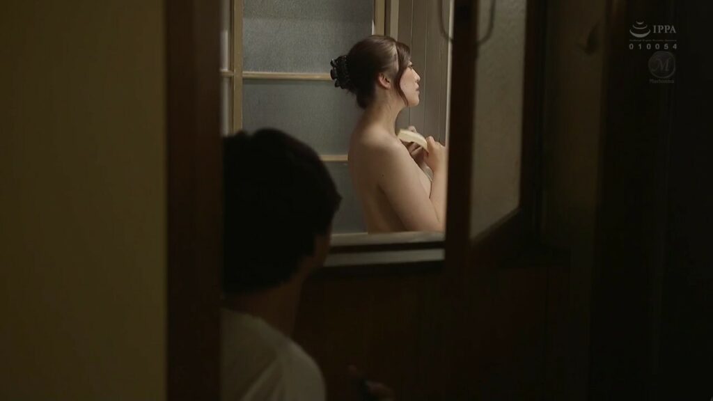 dua-con-rieng-cua-chong-trom-nhin-me-ke-tam-luc-nua-dem