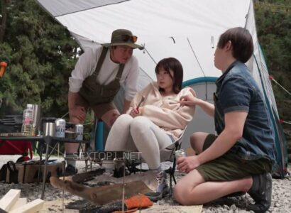 em-gai-cam-trai-mot-minh-trong-rung-thi-duoc-may-anh-trai-den-tham-hoi