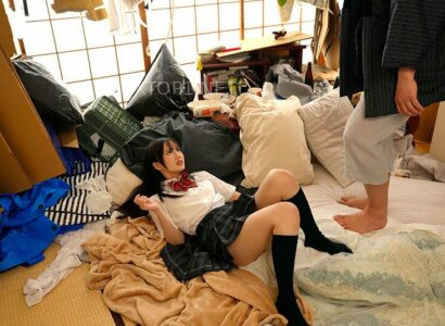 go-cua-phan-nan-vi-tieng-on-cua-ga-hang-xom-nu-bat-ngo-bi-tum-lay